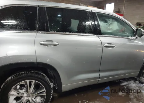 2018 Toyota Highlander Le Plus z USA, uszkodzony, nr VIN 5TDBZRFH0JS909712